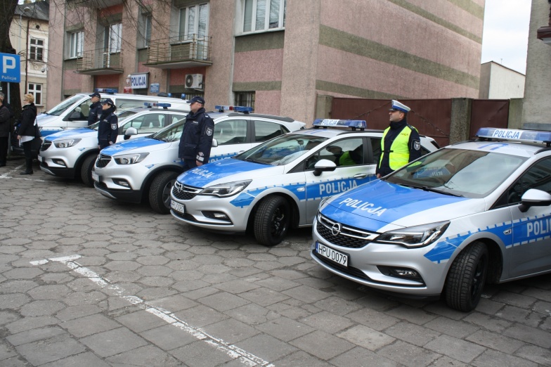 Policjanci mają nowe radiowozy. Ułatwią pracę w powiecie