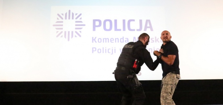 Panie wiedzą jak się bronić. Policjanci przeprowadzili kurs samoobrony