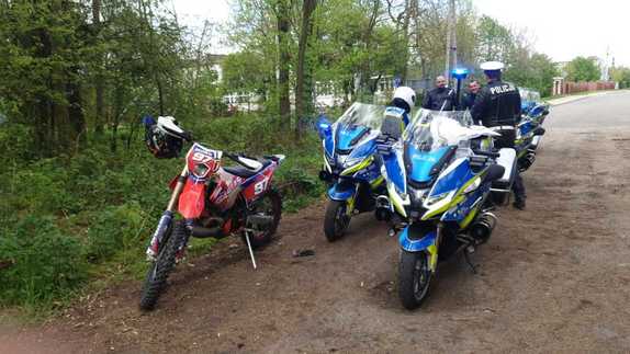 Motocyklista poszalał. Za jazdę po chodniku, i nie tylko, zapłaci 6200 złotych