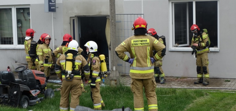 Pożar w serwisie kosiarek. Jedna osoba poszkodowana 