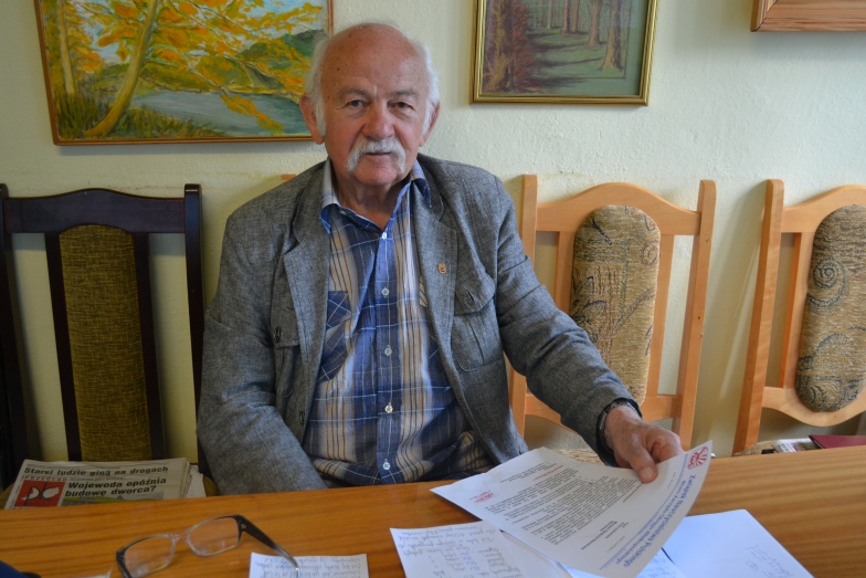 "Dlaczego Pani kłamie?" - pisze Wojciech Adaszewski do minister Anny Zalewskiej. 114 nauczycieli pójdzie na bruk