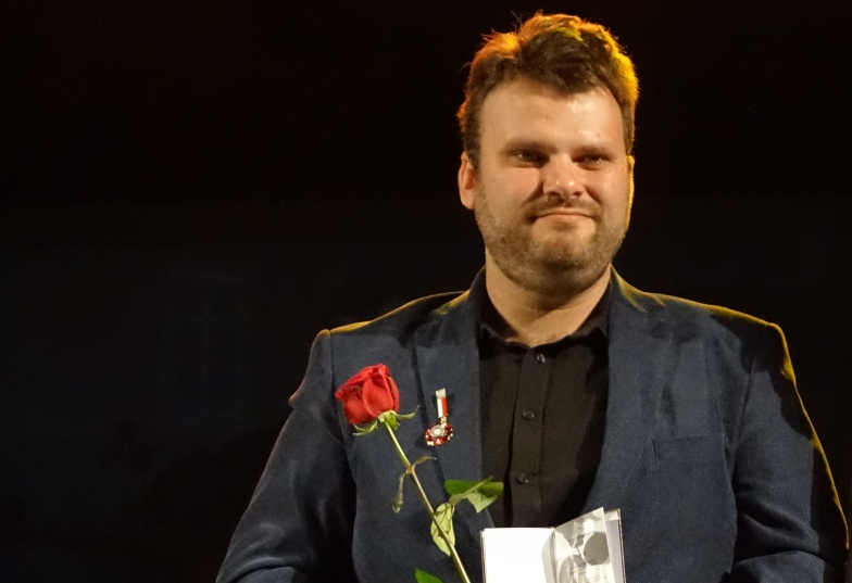 „Niesamowity zaszczyt. Jestem niezwykle wzruszony”. Łukasz Kuropaczewski z medalem od ministra kultury 