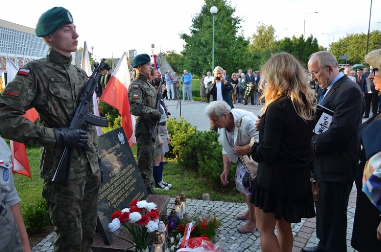 Konin upamiętni ofiary ludobójstwa na Wołyniu. Spektakl, msza i złożenie kwiatów pod tablicą 