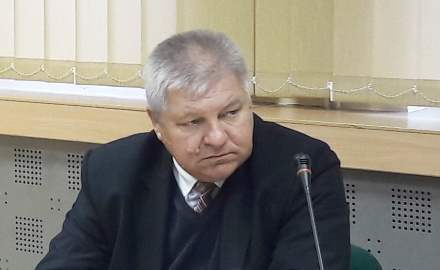 Wicestarosta jechał z Wrześni do Konina autobusem. Szybciej pociągiem czy autokarem?