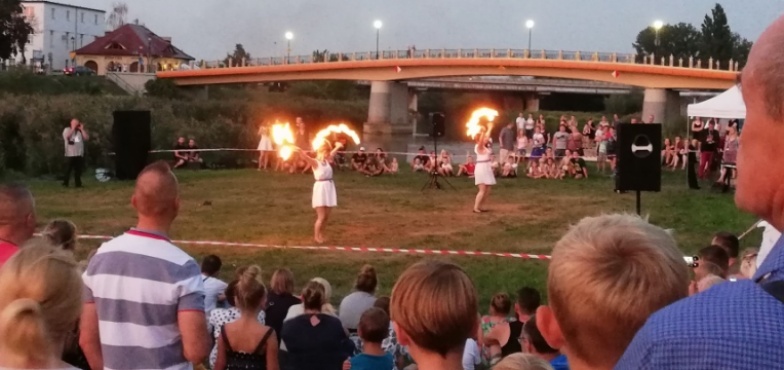 Ostatnie godziny wakacji na bulwarze. Teatry ognia urzekły koninian
