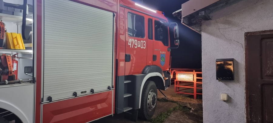 Nocny pożar w budynku wielorodzinnym. Szybka akcja strażaków
