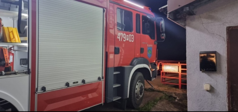 Nocny pożar w budynku wielorodzinnym. Szybka akcja strażaków