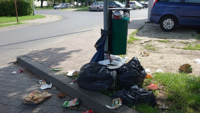Z kosza przed szpitalem wysypywały się śmieci. Nie ma kto sprzątać? 