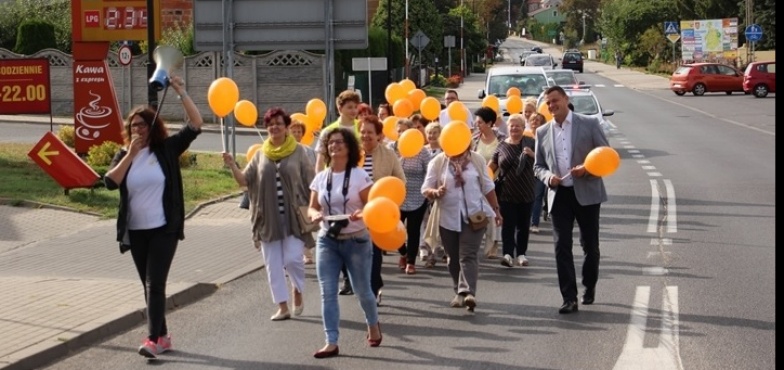 Korowód seniorów. Tęczowa gromada przeszła ulicami 
