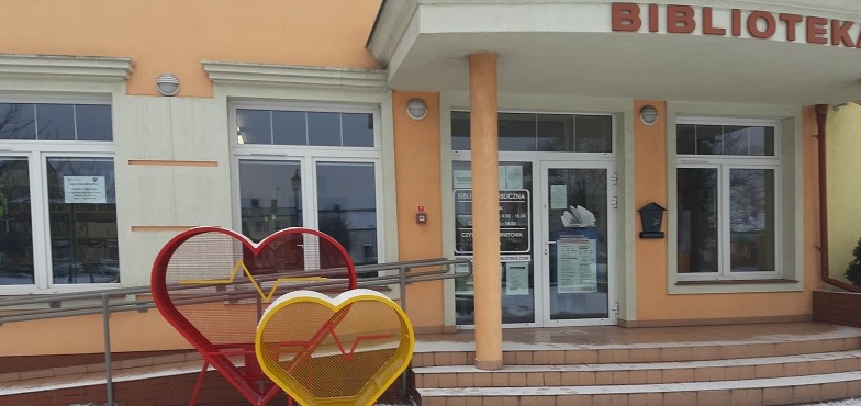 Dwa serca stanęły przed biblioteką