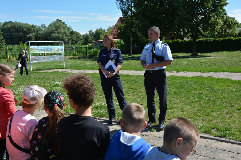 Bezpieczne wakacje. Policjanci, strażacy i pracownicy sanepidu odwiedzają półkolonie 
