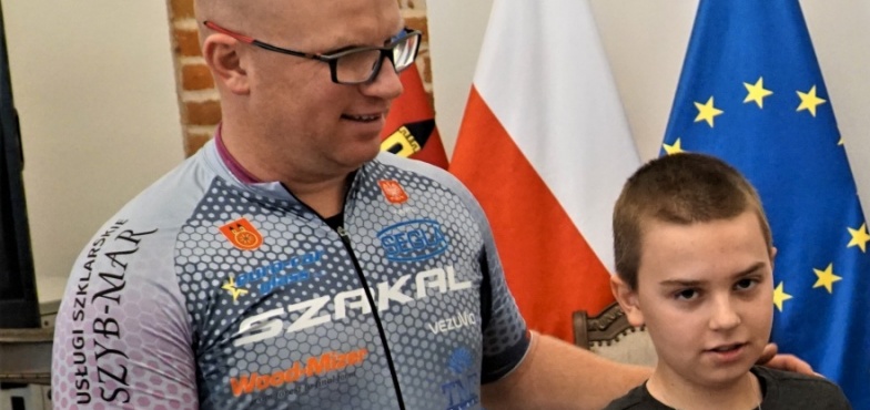 Na rowerze z północy na południe. Przejechał ponad 1500 km w szczytnym celu