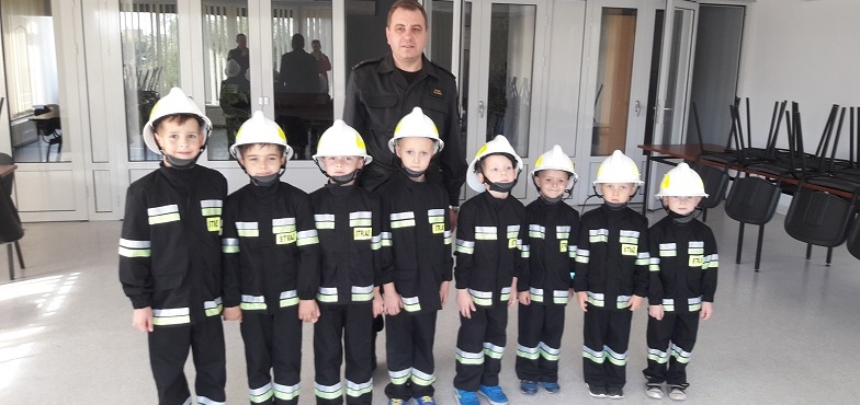 Mali strażacy na wycieczce. Wiele już wiedzą o bezpieczeństwie