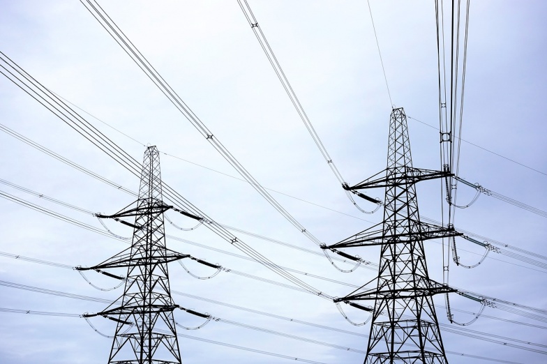 Bez prądu miasto i powiat. Firma budująca wiadukt uszkodziła przewód elektryczny 