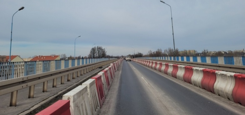 Będziemy jeździć zwężonym mostem jeszcze do końca roku. Pozwolenie przedłużone