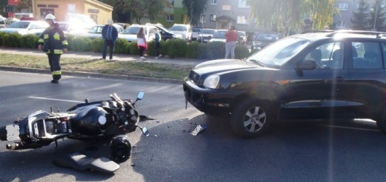 Motocykl zderzył się z samochodem. Kierowca trafił do szpitala 
