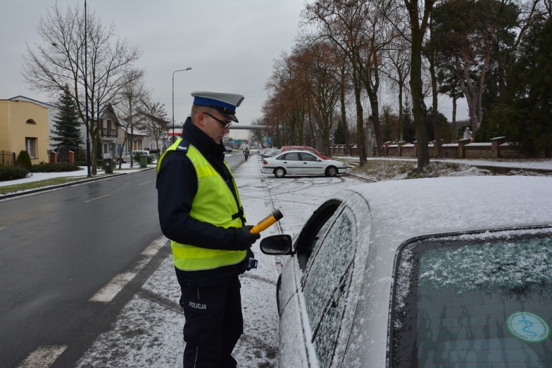 Policjanci rozdawali kierowcom alkotesty. Mogli się skontrolować po „Andrzejkach”
