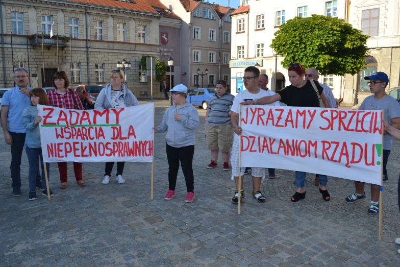 Wiec poparcia w Koninie. Solidarni z walczącymi o godność osób niepełnosprawnych! 