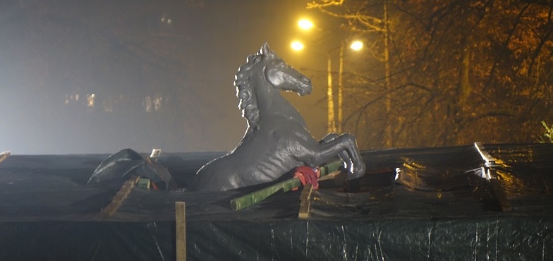 Koń na fontannie ma taki kolor jak na początku. Już nie będzie brązowy