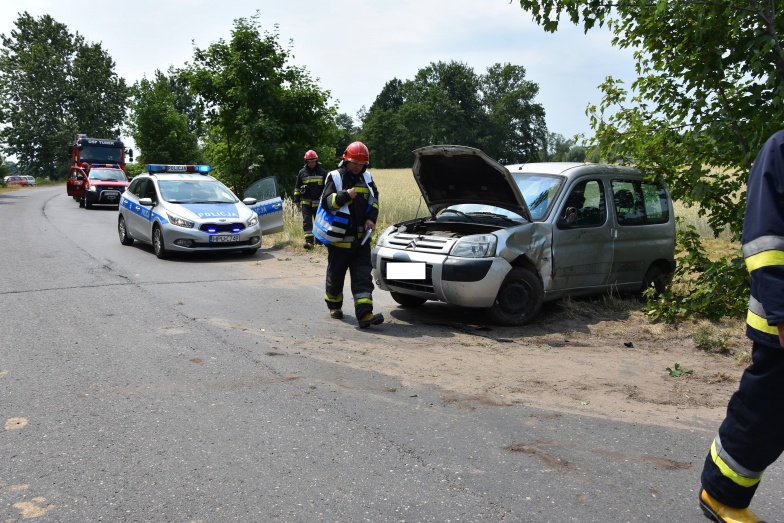 Groźny wypadek w Warence. Poszkodowana kierująca citroenem 