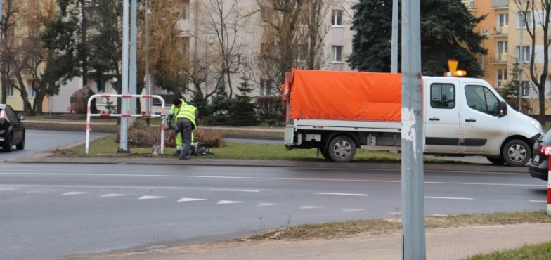 Montują barierki na rondzie „Solidarności”. Mają zabezpieczyć przed uderzeniem w słupy