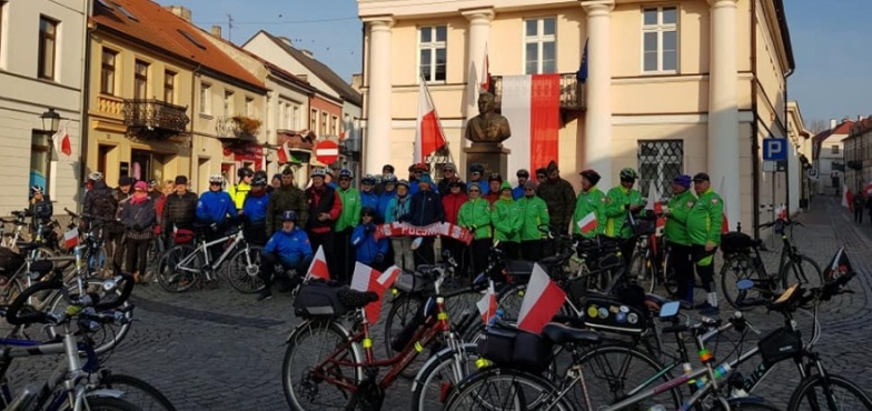 Rowerzyści wyruszyli z placu Wolności na rajd niepodległościowy 