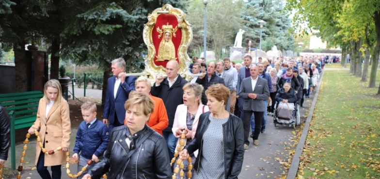Procesja alejkami sanktuarium za kopią Cudownego Obrazu Matki Bożej Licheńskiej