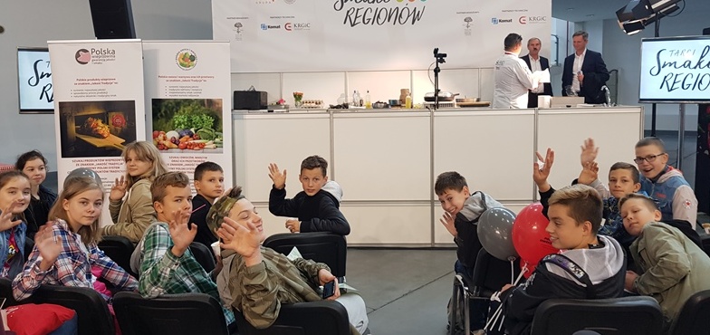 Uczeń szóstej klasy gotował z mistrzem. Młodzież na poznańskich targach Smaki Regionów 