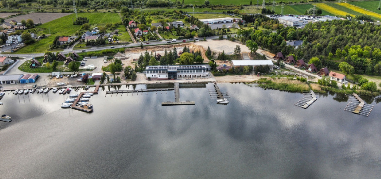 To będą regularne kontrole posesji. Dron nad Jeziorem Pątnowskim  