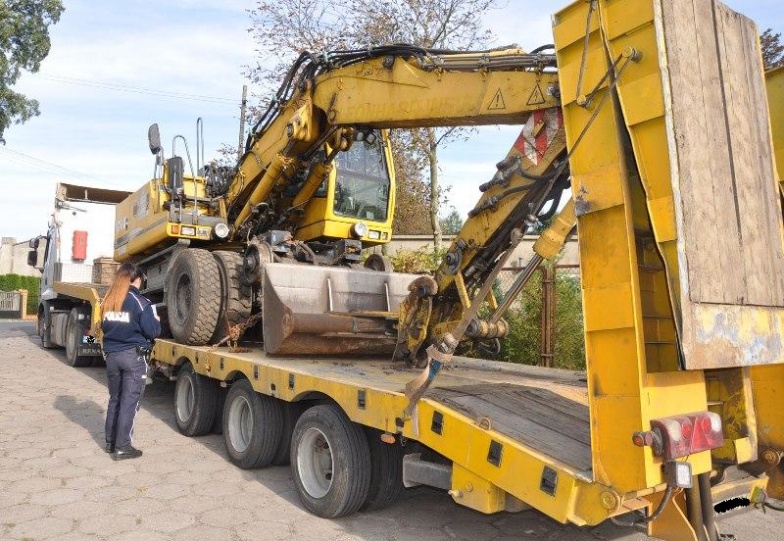 Policjanci z Kłodawy odzyskali koparkę wartą 200 tysięcy złotych. Poszukiwali jej funkcjonariusze z Bełchatowa  