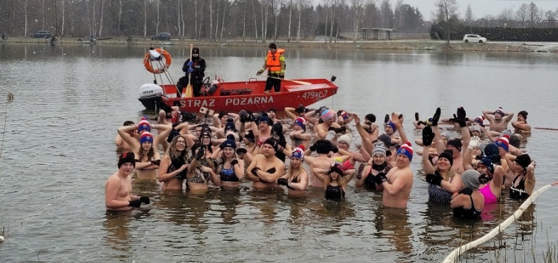 Nie brakło amatorów zimnej kąpieli, czyli Pierwsze Powiatowe Morsowanie