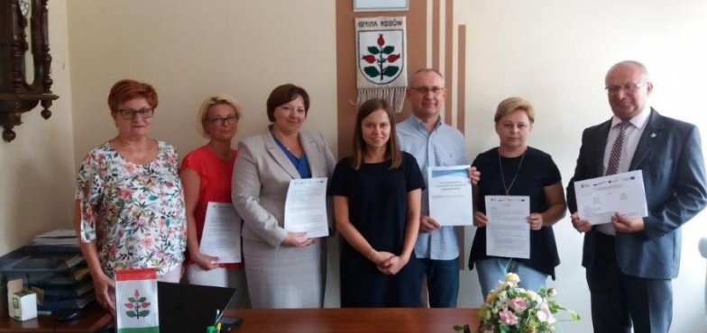Mieszkańców odwiedzą pracownicy firmy od solarów. Samorządowcy podpisali umowy