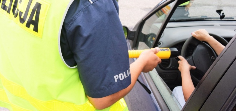 Był pijany, chciał wręczyć policjantom sto złotych. 34-letni kierowca stanie przed sądem 