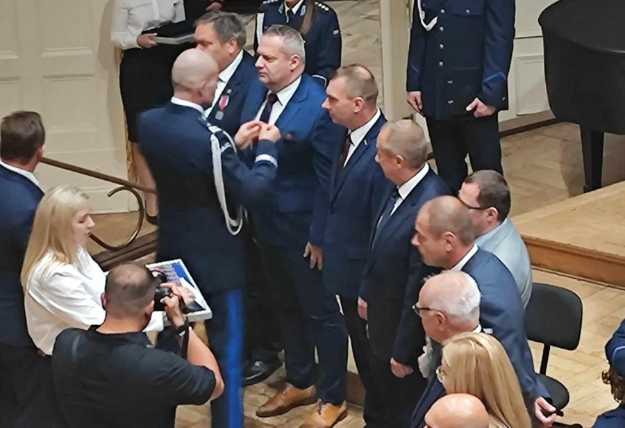 Burmistrz odznaczony za zasługi dla policji