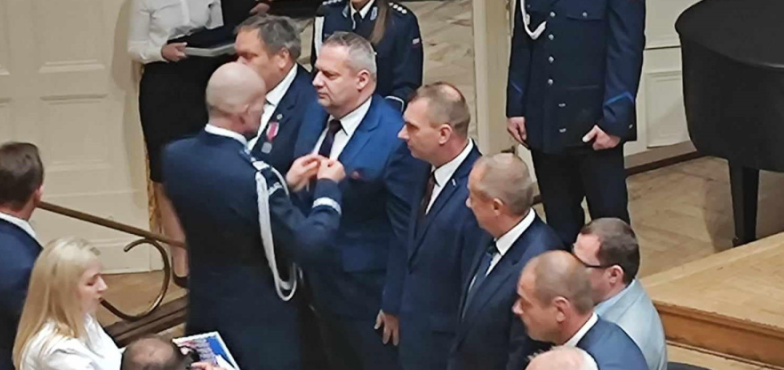Burmistrz odznaczony za zasługi dla policji