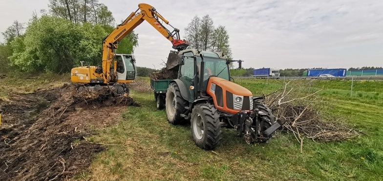 Odnawiają i oczyszczają rowy melioracyjne. W sumie blisko 5 tysięcy metrów