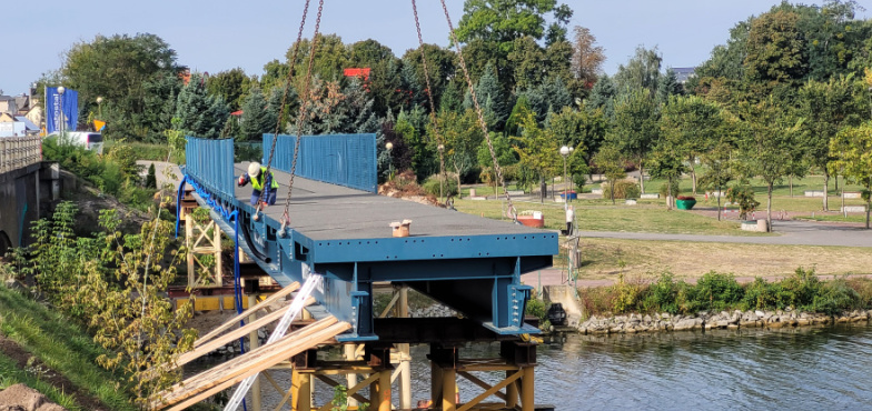 Budują tymczasową kładkę pieszo-rowerową w Ślesinie 