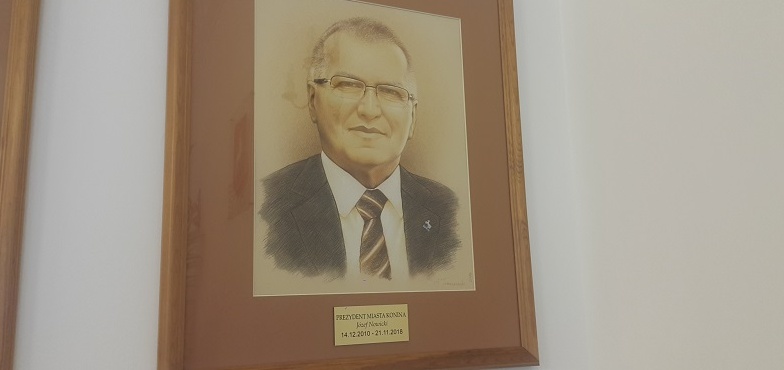 Obok innych włodarzy miasta. Portret Józefa Nowickiego zawisł w magistracie