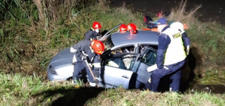 Samochód wpadł do rowu. Kobieta i dziecko odwiezieni do szpitala 