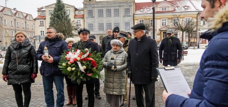 Złożyli kwiaty pod tablicą upamiętniającą dwóch koninian 
