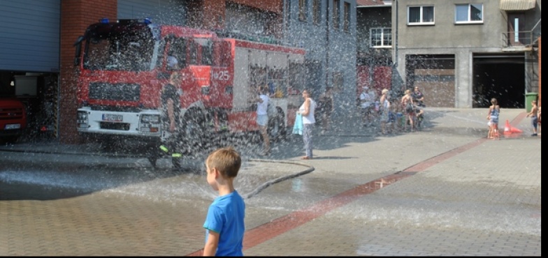 Wodna kurtyna przy komendzie. Trwa akcja „Bezpieczne wakacje”