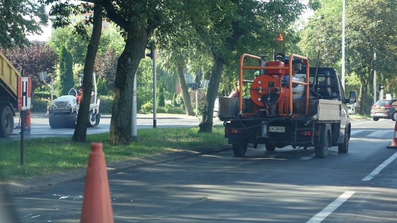 Remontują ulicę Dworcową. Trzeba liczyć się z utrudnieniami w ruchu. Do kiedy potrwają?  