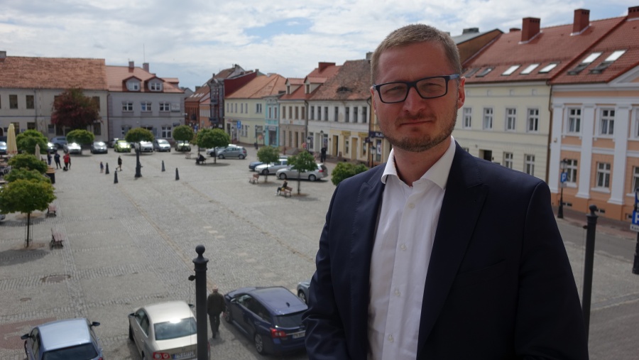 Aleja dużych drzew i „element wodny” na placu Wolności 