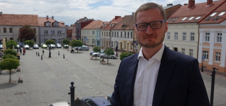 Aleja dużych drzew i „element wodny” na placu Wolności 
