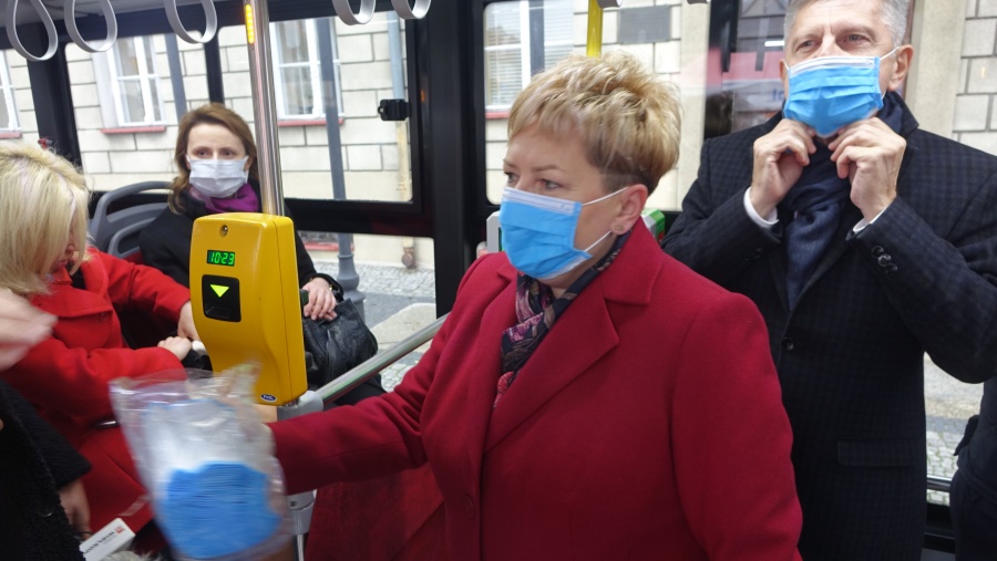 Czy pasażerowie w autobusach zakładają maseczki? Nie wygląda to dobrze  