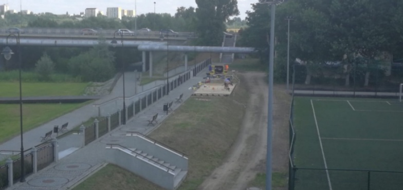 Trwają prace na bulwarze. Powstaje pierwszy z ogródków kawiarnianych 