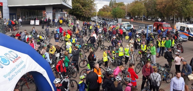Z samochodów przesiedli się na rowery. Cykliści wyruszyli w rajdzie ulicami Konina 