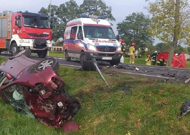 Wypadek w Zdżarach. Trzy osoby przewiezione do szpitala