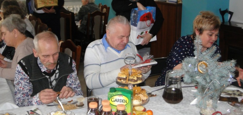 Wigilia w Domu Dziennego Pobytu. Podzielili się opłatkiem z seniorami