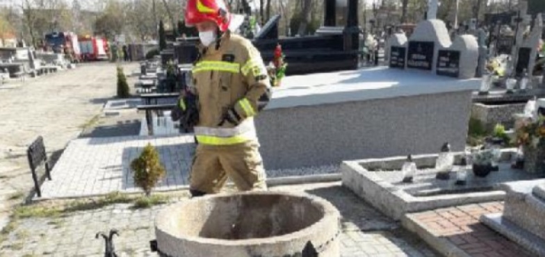 Kobieta na cmentarzu wpadła do studni. Strażacy odcięli dach
